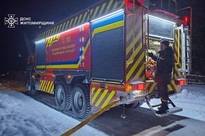 Горіла квартира у багатоповерхівці у громаді на Житомирщині — тіло 58-річного господаря сусіди винесли на сходи Горіла квартира у багатоповерхівці у громаді на Житомирщині — тіло 58-річного господаря сусіди винесли на сходи
