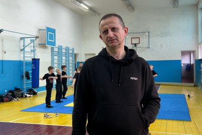 Ветеран навчає дітей двоборству у Дубні на Рівненщині Ветеран навчає дітей двоборству у Дубні на Рівненщині