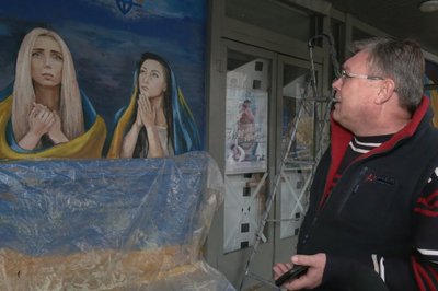 У Харкові на фасаді побитого уламками ракети РФ театрі намалювали мурал У Харкові на фасаді побитого уламками ракети РФ театрі намалювали мурал