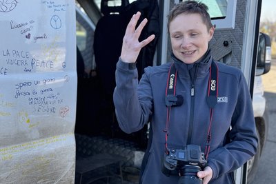"Американці питають: «А що, війна в Україні ще є?»”. Як фотографка з Лос-Анджелеса документує евакуації з Донеччини "Американці питають: «А що, війна в Україні ще є?»”. Як фотографка з Лос-Анджелеса документує евакуації з Донеччини