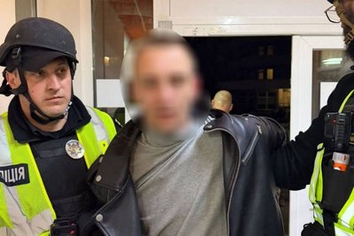 В Одесі невідомий влаштував стрілянину: його затримали, постраждалих немає В Одесі невідомий влаштував стрілянину: його затримали, постраждалих немає
