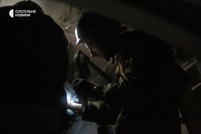 Військові проводять заміну мастила в САУ