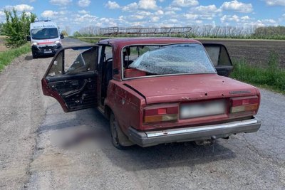Російський дрон влучив поблизу цивільної автівки у Богодухівському районі, 5 червня 2026 року Російський дрон влучив поблизу цивільної автівки у Богодухівському районі, 5 червня 2026 року