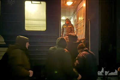 10 вцілілих вагонів поїзда "Барвінкове — Львів, Чоп", по якому завдали удару росіяни на Харківщині, відновили рух 10 вцілілих вагонів поїзда "Барвінкове — Львів, Чоп", по якому завдали удару росіяни на Харківщині, відновили рух