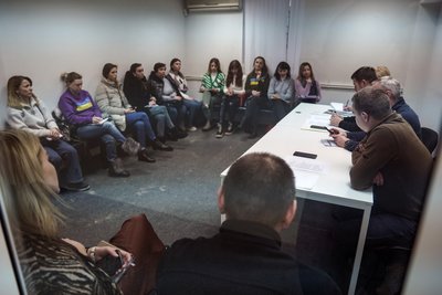Групова консультація у координаційному штабі з рідними військовополонених та зниклих безвісти бійців 24-ї ОМБр імені Короля Данила. Одинадцять жінок приїхали зі Львова до Києва, щоб поставити питання про своїх чоловіків. Київ, грудень 2022 року. Групова консультація у координаційному штабі з рідними військовополонених та зниклих безвісти бійців 24-ї ОМБр імені Короля Данила. Одинадцять жінок приїхали зі Львова до Києва, щоб поставити питання про своїх чоловіків. Київ, грудень 2022 року.