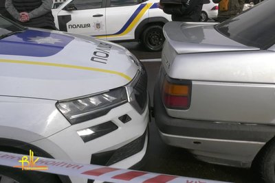 В центрі Бердичева на Житомирщині поліцейські переслідували та затримали водія легковика: що сталося В центрі Бердичева на Житомирщині поліцейські переслідували та затримали водія легковика: що сталося