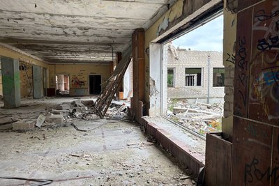 У Житомирі почали демонтувати розбомблену армією РФ будівлю ліцею №25