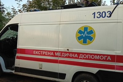 Авітвка «швидкої допомоги», яка була пошкоджена через удар російського дрона Авітвка «швидкої допомоги», яка була пошкоджена через удар російського дрона