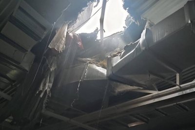 Росія вдарила БпЛА по торгівельному центру у Київському районі Харкова: є постраждалі Росія вдарила БпЛА по торгівельному центру у Київському районі Харкова: є постраждалі