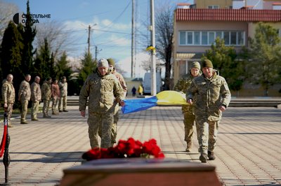 На Одещині поховали військового, чию сім'ю у 2022 році у ЖК "Тірас" вбила ракетою армія РФ На Одещині поховали військового, чию сім'ю у 2022 році у ЖК "Тірас" вбила ракетою армія РФ
