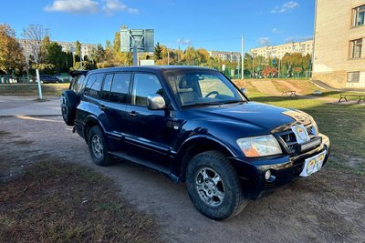 У Житомирі учні ліцею №24 передали автомобіль на фронт своєму вчителю історії У Житомирі учні ліцею №24 передали автомобіль на фронт своєму вчителю історії