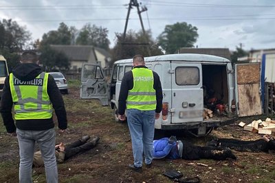 На Житомирщині трьох чоловіків затримали за підозрою в незаконних порубках на території лісництва На Житомирщині трьох чоловіків затримали за підозрою в незаконних порубках на території лісництва