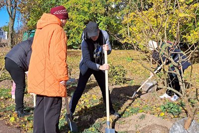 В Житомирі на Замковій горі переселенці висадили бузкову "Алею вдячності" В Житомирі на Замковій горі переселенці висадили бузкову "Алею вдячності"