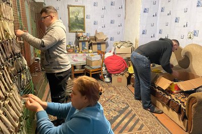 Родина "павучків". Миколаївська сім'я облаштувала волонтерський штаб в себе вдома Родина "павучків". Миколаївська сім'я облаштувала волонтерський штаб в себе вдома