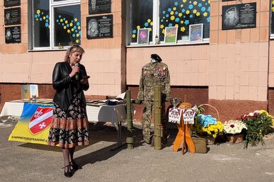 "Я забороняю називати себе вдовою": у ліцеї на Рівненщині відкрили меморіальну дошку Павлу Діденку "Я забороняю називати себе вдовою": у ліцеї на Рівненщині відкрили меморіальну дошку Павлу Діденку