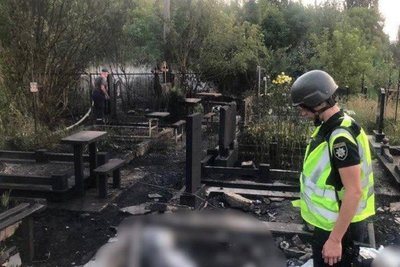 Пошкоджені приватні будинки та кладовище: наслідки нічного обстрілу Київщини Пошкоджені приватні будинки та кладовище: наслідки нічного обстрілу Київщини