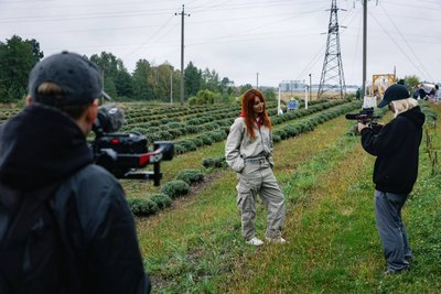 «Ми показуємо світу, яка Україна сьогодні», — продюсерка проєкту Ukraїner Ольга Шор під час зйомок у Житомирі «Ми показуємо світу, яка Україна сьогодні», — продюсерка проєкту Ukraїner Ольга Шор під час зйомок у Житомирі