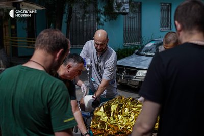 Лікар-хірург Дмитро (в центрі) допомагає з евакуацією пораненого військовослужбовця та адвоката Масі Найєма з лікарні Слов'янська до Дніпра, червень 2022 року.