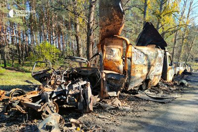 Згорілі автівки, якими росіяни намагались виїхати, знайшли на під’їзді до Лиману
