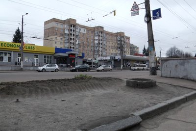 Житомиряни скаржаться на необлаштовану зупинку на Панчішній фабриці Житомиряни скаржаться на необлаштовану зупинку на Панчішній фабриці