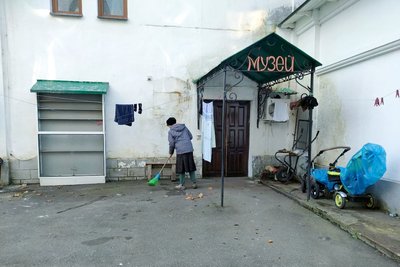 Посічена Лавра, розбиті будинки, згоріла техніка. Святоргірськ через місяць після звільнення — фото Посічена Лавра, розбиті будинки, згоріла техніка. Святоргірськ через місяць після звільнення — фото