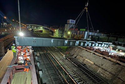 У Києві триває реконструкція шляхопроводу біля метро "Дарниця" У Києві триває реконструкція шляхопроводу біля метро "Дарниця"