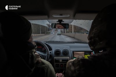 Дорога із Костянтинівки у Бахмут, грудень 2022 року. Мурад Путілін і його невелика команда виїхали з Харкова на схід відвідати бійців-мусульман, які служать у Донецькій області. Дорога із Костянтинівки у Бахмут, грудень 2022 року. Мурад Путілін і його невелика команда виїхали з Харкова на схід відвідати бійців-мусульман, які служать у Донецькій області.