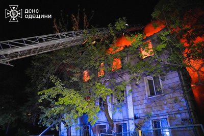 Унаслідок атаки на Одесу є загиблі та понад десяток травмованих: у ДСНС показали наслідки Унаслідок атаки на Одесу є загиблі та понад десяток травмованих: у ДСНС показали наслідки