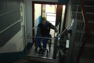 У Житомирі в під'їзді багатоповерхівки, де живе ветеран, встановили підйомник У Житомирі в під'їзді багатоповерхівки, де живе ветеран, встановили підйомник