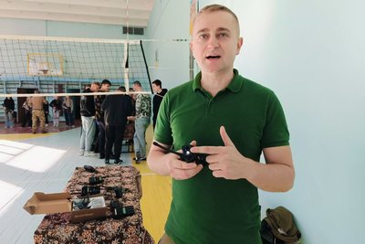 У коледжі в Луцьку молодь вчили керувати дроном, тримати автомат у руках і надавати меддопомогу