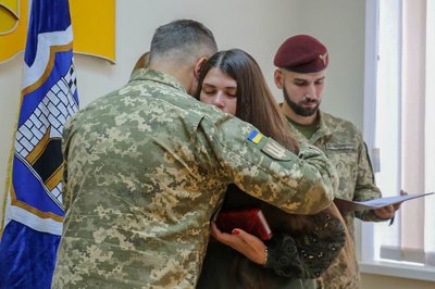 У Житомирі родинам загиблих військових передали державні нагороди У Житомирі родинам загиблих військових передали державні нагороди