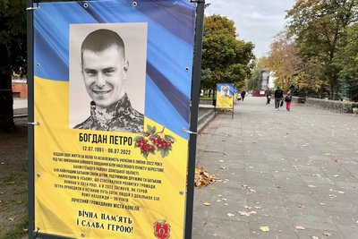 В місті на Волині встановили банери зі світлинами загиблих у війні з Росією захисників В місті на Волині встановили банери зі світлинами загиблих у війні з Росією захисників