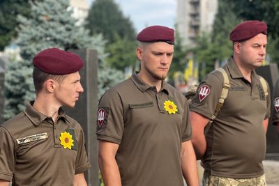 В Житомирі вшанували пам'ять полеглих захисників України В Житомирі вшанували пам'ять полеглих захисників України