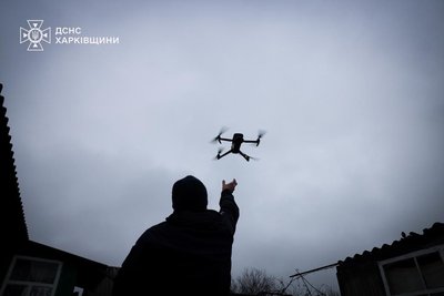 Працівник ДСНС запускає FPV-дрон для ліквідації наслідків підтоплення Працівник ДСНС запускає FPV-дрон для ліквідації наслідків підтоплення