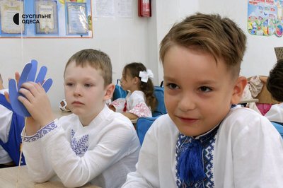 "Перше вересня без квітів": в Одесі школярі та батьки долучилися до акції на підтримку ЗСУ "Перше вересня без квітів": в Одесі школярі та батьки долучилися до акції на підтримку ЗСУ