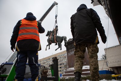 У Києві демонтували пам'ятник Щорсу У Києві демонтували пам'ятник Щорсу