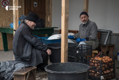 Монахи перебирають картоплю на території Лаври, Київ, 23 березня 2023 року Монахи перебирають картоплю на території Лаври, Київ, 23 березня 2023 року