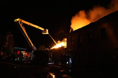 Внаслідок влучання по Харкову спалахнула пожежа: фото Внаслідок влучання по Харкову спалахнула пожежа: фото
