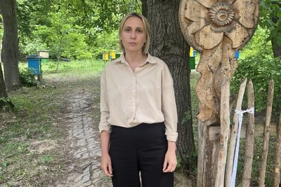"Хочемо виготовляти свічки, чаї та мед": як студенти на Рівненщині відродили занедбану пасіку "Хочемо виготовляти свічки, чаї та мед": як студенти на Рівненщині відродили занедбану пасіку