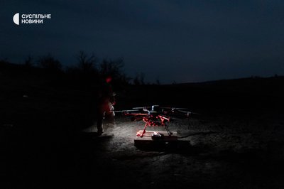 військовий несе підготовлений боєкомплект до БпЛА Вампір військовий несе підготовлений боєкомплект до БпЛА Вампір