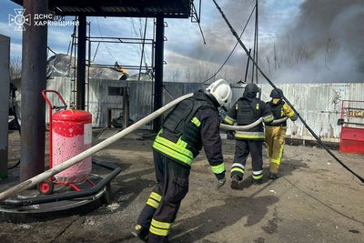 Рятувальники гасять резервуари з паливом, що зайнялися внаслідок влучання по АЗС у Золочеві, Харківська область, 6 квітня 2026 року
