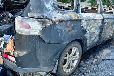 Згоріле авто, яке могла підпалити 17-річна жителька Харкова Згоріле авто, яке могла підпалити 17-річна жителька Харкова