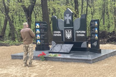 Під Шебелинкою відкрили стелу пам'яті на честь загиблих бійців 27 артилерійської бригади Під Шебелинкою відкрили стелу пам'яті на честь загиблих бійців 27 артилерійської бригади
