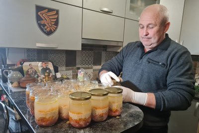 Житель Житомирщини щодня готує понад 30 банок каші з м'ясом для військовослужбовців ЗСУ Житель Житомирщини щодня готує понад 30 банок каші з м'ясом для військовослужбовців ЗСУ