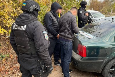 Вимагали неіснуючий борг у дружини військовослужбовця: на Житомирщині затримали і взяли під варту двох чоловіків Вимагали неіснуючий борг у дружини військовослужбовця: на Житомирщині затримали і взяли під варту двох чоловіків