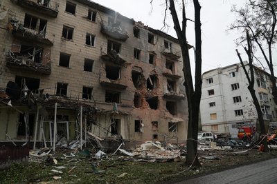 Мешканці багатоповерхівки у Сумах три місяці чекають на акти про пошкодження житла після атаки КАБ Мешканці багатоповерхівки у Сумах три місяці чекають на акти про пошкодження житла після атаки КАБ