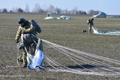 У 199 навчальному центрі ДШВ готують особовий склад до десантування на сучасних парашутних системах T-11 У 199 навчальному центрі ДШВ готують особовий склад до десантування на сучасних парашутних системах T-11