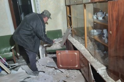 Паркану немає, вікна вилетіли, дах злетів, авто не відновити — жителі Житомирщини про наслідки обстрілу РФ Паркану немає, вікна вилетіли, дах злетів, авто не відновити — жителі Житомирщини про наслідки обстрілу РФ
