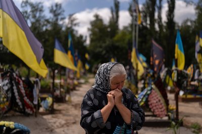 Світлана Сушко плаче біля могили молодшого сина на кладовищі у Києві