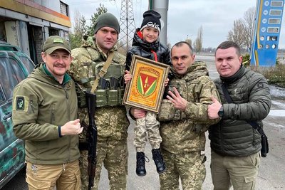 Для побратимів тата зібрала 110 тисяч гривень. Історія дев'ятирічної Софії Клименко з Маріуполя, яка живе у Дніпрі Для побратимів тата зібрала 110 тисяч гривень. Історія дев'ятирічної Софії Клименко з Маріуполя, яка живе у Дніпрі